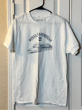Vintage White Royal Caribbean “Icon of The Seas” Cruise Ship 100% Cotton Size L